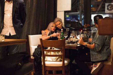 ...die lieber in ihr Handy schaute, anstatt zurückzuschmusen. Ob sie ihren nächsten OP-Termin plant? Möglich wärs!