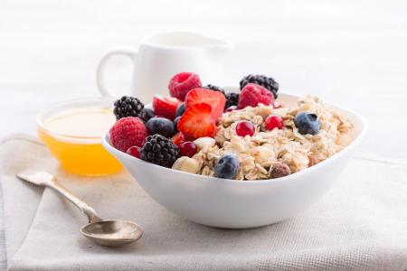 Die Portion ist zu groß: Haferflocken sind gesund, trotzdem sollten Sie im Hinterkopf behalten, dass 100 Gramm immerhin 360 ...