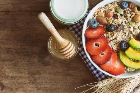 Zu viel Süße: Honig, Ahornsirup und Co. gelten als natürliche Süßungsmittel und gesünder als weißer Zucker, helfen aber nich...