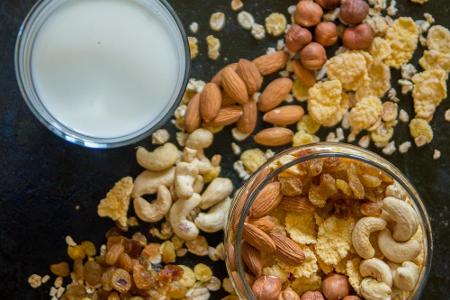 Zu viele Nüsse: Nüsse stecken voller gesunder Fettsäuren, können den Kaloriengehalt des Frühstücks aber ganz schön in die Hö...