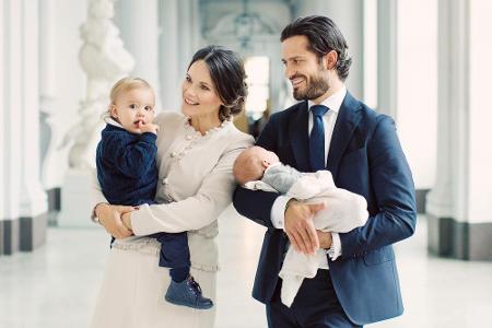 Fans des Königshauses sind aber auch schon sehr gespannt, was sich Gabriels großer Bruder, Prinz Alexander (1), bei der Tauf...