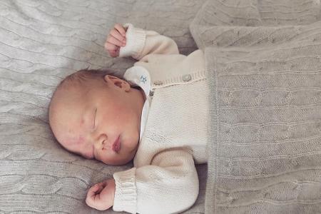 Das hat Prinz Gabriel freilich alles noch vor sich. Vielleicht verschläft er seine Taufe ja so wie sein allererstes offiziel...