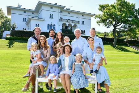 Inzwischen ist es richtig voll auf dem traditionellen Sommer-Foto der schwedischen Königsfamilie. Nur Baby Gabriel war 2017 ...