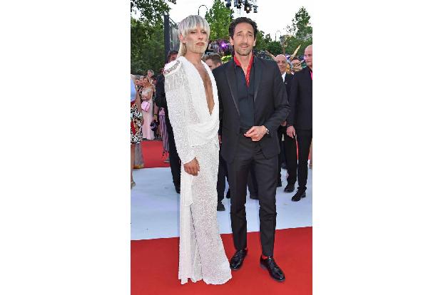 SIE sorgte für den Hingucker des Abends: Conchita Wurst war mit ihrer hellen Mähne und dem hellen Bart kaum wiederzuerkennen...