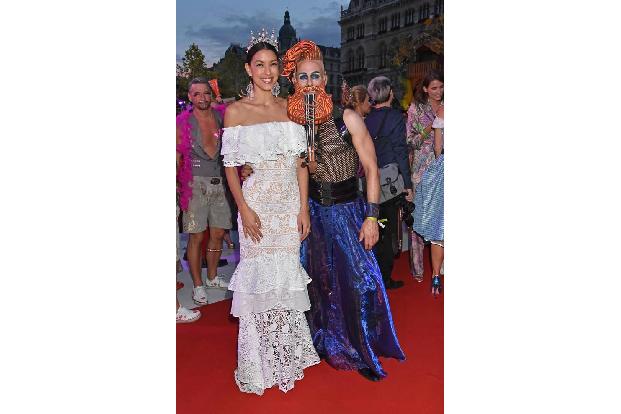 ...ließ sich Topmodel und Moderatorin Rebecca Mir ablichten. Dabei wäre Becky sicherlich auch ohne den Rauschebart-Mann aufg...