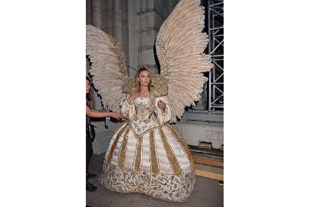 ...anderen Outfit für Aufsehen: Die XXL-Engelsflügel, die Vicky bei ihrem Auftritt auf dem Event trug, wogen 70 Kilogramm! M...