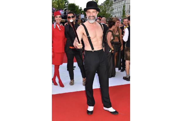 ...das Outfit von Gedeon Burkhard damit zu tun hat, darf sich jeder selbst denken - witzig sieht es in jedem Fall aus. Wie V...