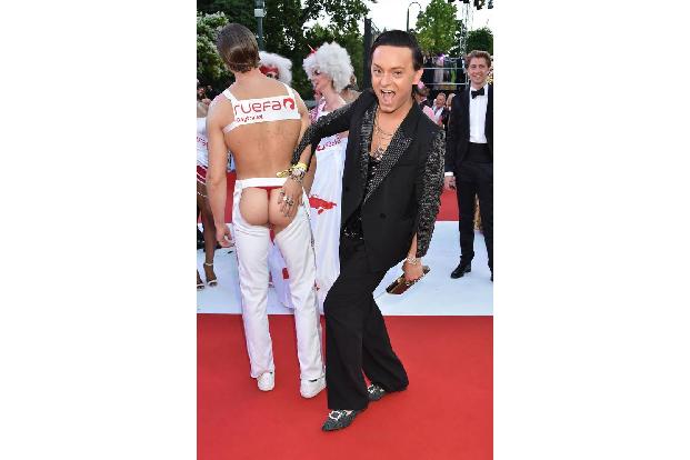 ...Julian F.M. Stoeckel kümmerte sich lieber um andere Dinge - und hatte einen Riesenspaß dabei. Für nackte Tatsachen sorgte...