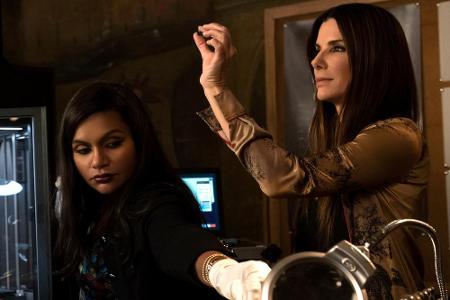 Mit Schmuckexpertise kann Juwelierin Amita (Mindy Kaling) dienen.