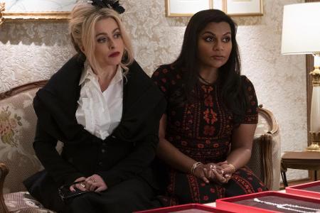 Rose und Amita müssen die Klunker vorneweg genau unter die Lupe nehmen.