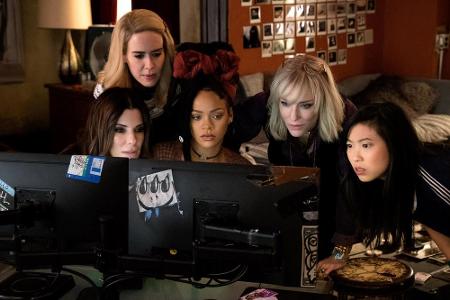 Die Hackerin hat dank ihrer technischen Finessen stets alles im Blick.