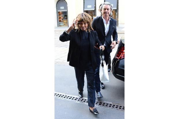 ...könnten auch kaum glücklicher aussehen! Vermutlich ist es dann eben doch die große Liebe, die Frau Turner so jung hält. W...