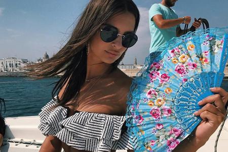 Trend eins: der Offshoulder-Binkini! Emily Ratajkowski macht es vor und sieht damit im Urlaub wahnsinnig elegant-italienisch...