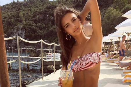 Trend drei: der Bandeau-Bikini! Wieder setzt Emily Ratajkowski den Trend - mit Rüschen und rot-weißen Streifen.
