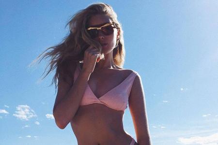 Trend vier: Die Stars sehen rosa! Der zartrosa Bikini setzt die Sommerbräune von Model Elsa Hosk perfekt in Szene.