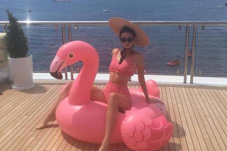 Kendall Jenner hingegen setzt auf eine etwas kräftigere Farbvariante: Flamingopink.