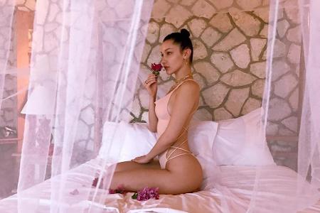 Bella Hadid entscheidet sich für zartes Rosa - allerdings als Badeanzug.
