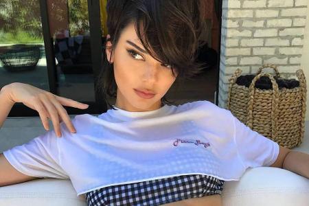 Trend fünf: Gar nicht kleinkariert! Wieder ist Kendall Jenner mit ihrem blau-weiß karierten Bikini im Sixties-Look ganz vorn...