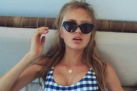 Model Romee Strijd setzt ebenfalls auf den Look der sechziger Jahre und Karomuster.