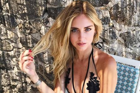 Trend 7: Mega-Dekolleté: Bloggerin Chiara Ferragni weiß, wie man auch im klassischen Badeanzug super sexy aussehen kann.