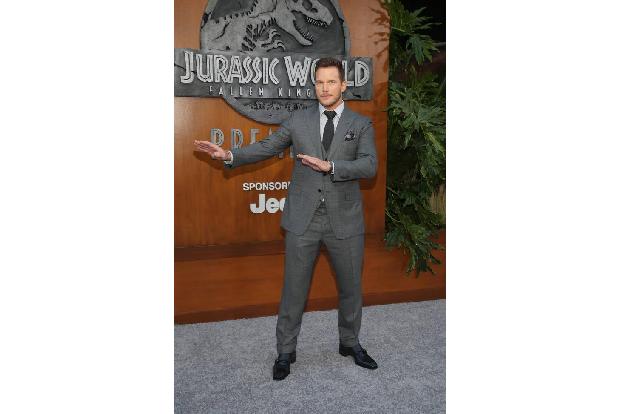 ...Handkantenschlag bräuchte, um den gewaltigen Tieren Herr zu werden. Seine Kollegin...