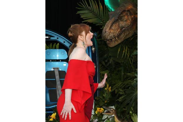 ...an ihrer Seite stand - und flippte für die anwesenden Fotografen gekonnt aus. Am Ende gab es für den Dino dann aber doch...