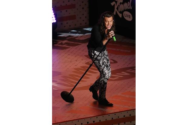 ...Harry Styles davon - was vielleicht daran liegt, dass der ehemalige One-Direction-Sänger genug Übung im Fallen hat. Im Ne...