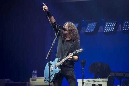 ...im Gegensatz zu Foo-Fighters-Frontmann Dave Grohl. Der plumpste vor drei Jahren im schwedischen Göteborg von der Bühne un...