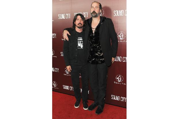 ...Bandkollege Krist Novoselic kann sich derweil rühmen, einen der kuriosesten Bühnenunfälle gehabt zu haben. Der Bassist sp...