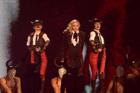 ...professionelles Stehaufmännchen entpuppte sich eine knallharte Madonna. Auf den BRIT Awards 2015 sollte ein Tänzer ihr th...