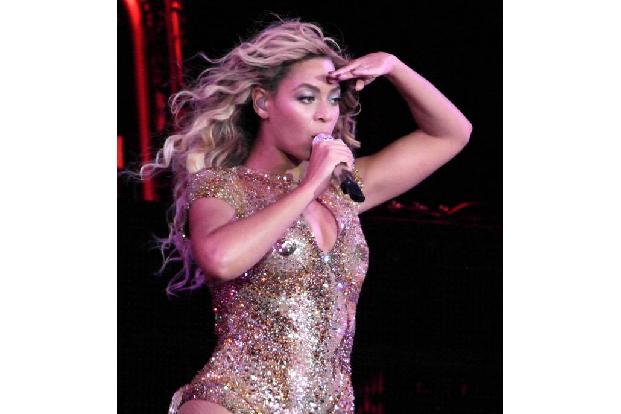 ...cool ging auch Beyoné mit einem Sturz bei einem Konzert in Orlando/Florida im Jahre 2007 um. Queen B fiel zwar kopfüber e...