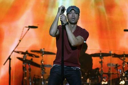 ...mutet der Unfall an, den Enrique Iglesias im vergangen Jahr auf der Bühne hatte. Während eines Konzerts im mexikanischen ...