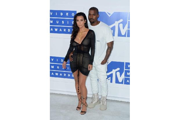 Kim Kardashian und ihr Ehemann Kanye West sind seit dem 15. Januar 2018 Eltern von Baby Nummer drei. An diesem Tag brachte e...