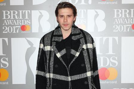 Mittlerweile ist Brooklyn ein erwachsener Mann. Hier ließ er sich mit Stil und Eleganz auf dem roten Teppich der Brit Awards...