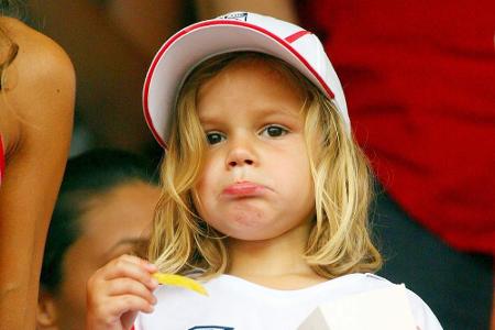 Gespannt schaut Romeo Beckham mit einer putzigen Cap seinem Vater bei der WM in Deutschland (2006) zu. Damals war er gerade ...