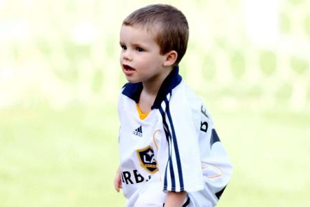 Schon als Kleinkind eiferte Cruz Beckham fleißig seinem Vater nach. Schon mit drei Jahren stand er im Trikot auf dem Rasen.
