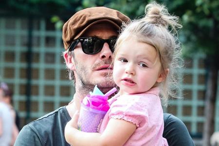 Harper Beckham in Daddys Armen auf einem Spielplatz in New York City. Hier war Harper erst zwei Jahre alt.