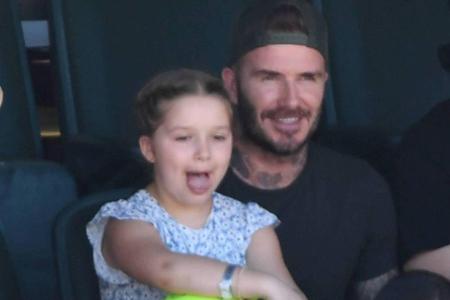 Frech streckt die junge Dame mit mittlerweile sieben Jahren ihre Zunge bei einem Tennisspiel heraus. Nach wie vor fühlt sie ...