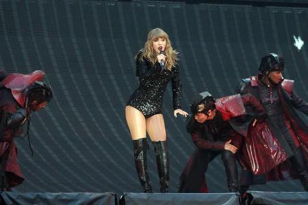 ...Taylor Swift genau das gemacht hat. Um Aufmerksamkeit für ihr jüngstes Album 'Reputation' zu generieren, löschte sie sich...