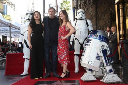 ...'Star Wars'-Beauty Kelly Marie Tran, hier links von Mark Hamill und Billie Lourd zu sehen. Die Amerikanerin vietnamesisch...