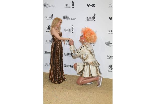 ...Welt liegt ihr zu Füßen - Travestie-Star Olivia Jones hat beim diesjährigen Echo in Berlin direkt vorgemacht, wie das dan...