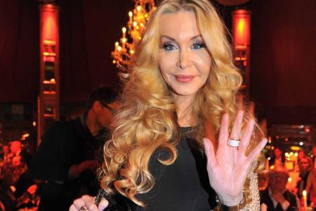 Ex-Pornodarstellerin und Autorin Dolly Buster (48) verließ das Camp in der zweiten Staffel bereits nach 48 Stunden. Die Stre...