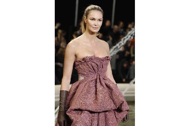 ...aber wohl ewig das Modeln bleiben. Hier sieht man sie 2010 bei der Paris Fashion Week für 'Louis Vuitton' über den Runway...