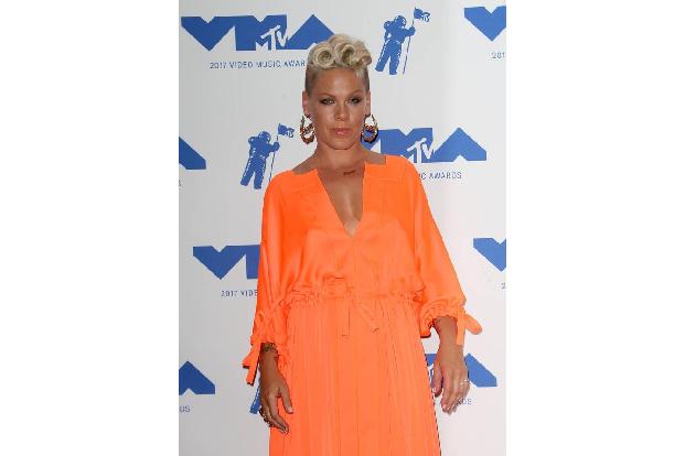 ...nicht alleine. Als Pink mit ihrer Tochter Willow schwanger war, verriet sie in der 'Ellen DeGeneres Show' im November 201...