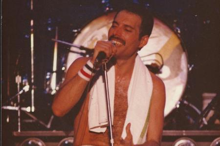 Musiker Freddie Mercury (1946-1991) soll 1987 von seiner Infektion erfahren haben. Einen Tag vor seinem Tod machte der Queen...