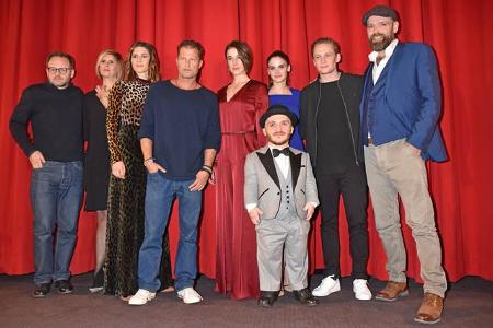 ...das neueste Werk der deutschen Superstars und wartet mit Namen wie Samuel Finzi, Paula Paul, Christina Hecke, Anne Schäfe...