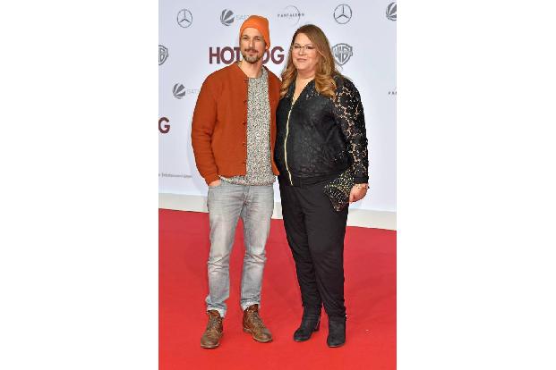 ...Schweighöfers Best Buddy Florian David Fitz, der sich mit Ilka Bessin, früher bekannt als Cindy aus Marzahn, auf dem rote...