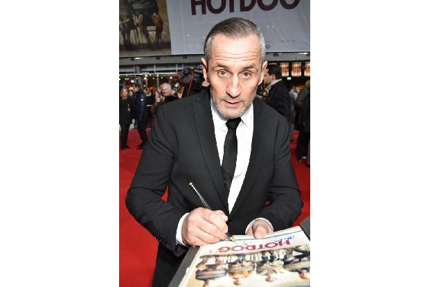 ...übernahm ein weiterer Star von 'Hot Dog': Tim Wilde nahm tatsächlich den Stift zur Hand. Apropos Hotdog. In einen solchen...