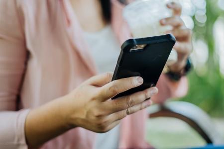 Genug vom typischen WhatsApp-Stalking? Die blauen Haken an Messages, die anzeigen ob eine Nachricht gelesen wurde, lassen si...