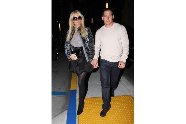 ...ein Geschäftsmann an der Reihe. An den attraktiven Cy Waits hatte Paris 2010 ihr Herz verloren. Der blieb allerdings auch...